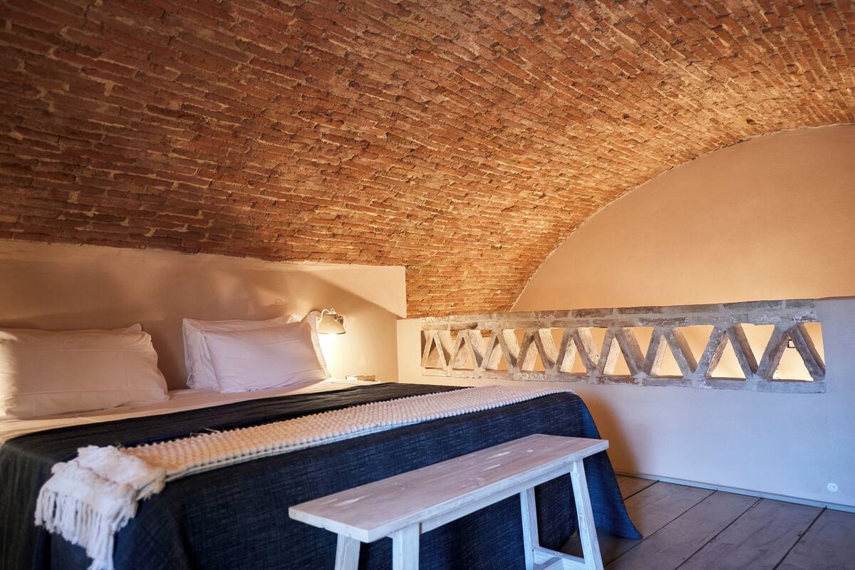 Premium bedding, minibar, cribs (surcharge), WiFi (free)