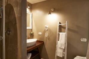 Deluxe Room (Casilini) | Bathroom | Shower, rainfall showerhead, free toiletries, hair dryer - Borgo San Gaetano (Bernalda)