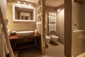 Deluxe Room, 1 King Bed (2 livelli  - Dimore) | Bathroom | Shower, rainfall showerhead, free toiletries, hair dryer - Borgo San Gaetano (Bernalda)