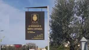 A signboard for Le Residenze di Santa Costanza, listing the names of the residences: Le Dimore, Il Mirto, Il Lentisco, Il Corbezzolo. - Residence Santa Costanza (San Vincenzo)