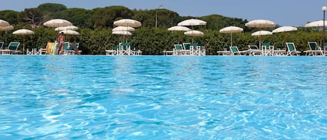 2 piscine all'aperto, ombrelloni da piscina, lettini