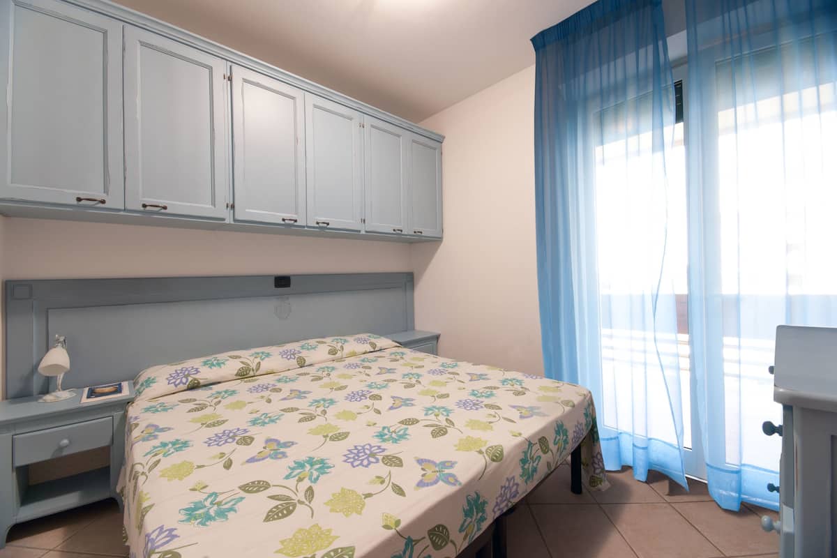 Een bureau, babybedden (toeslag), gratis wifi, beddengoed