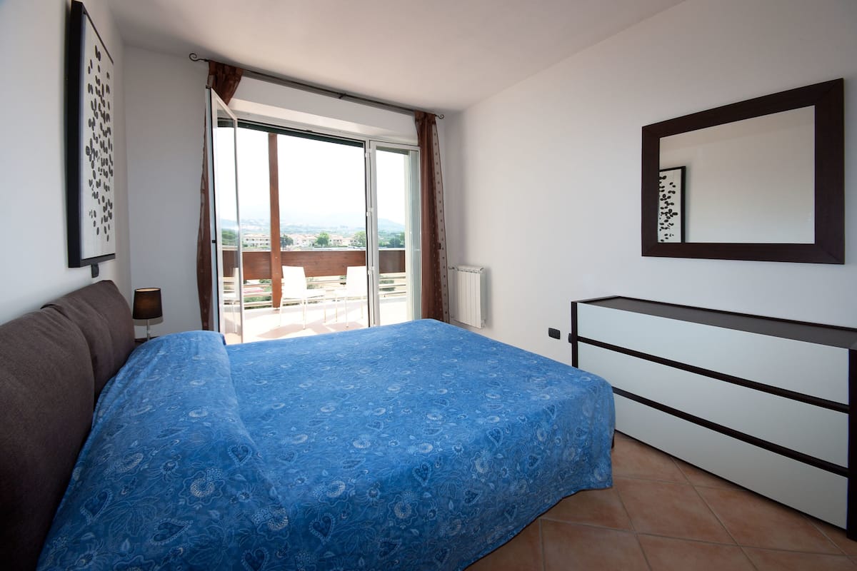 Een bureau, babybedden (toeslag), gratis wifi, beddengoed