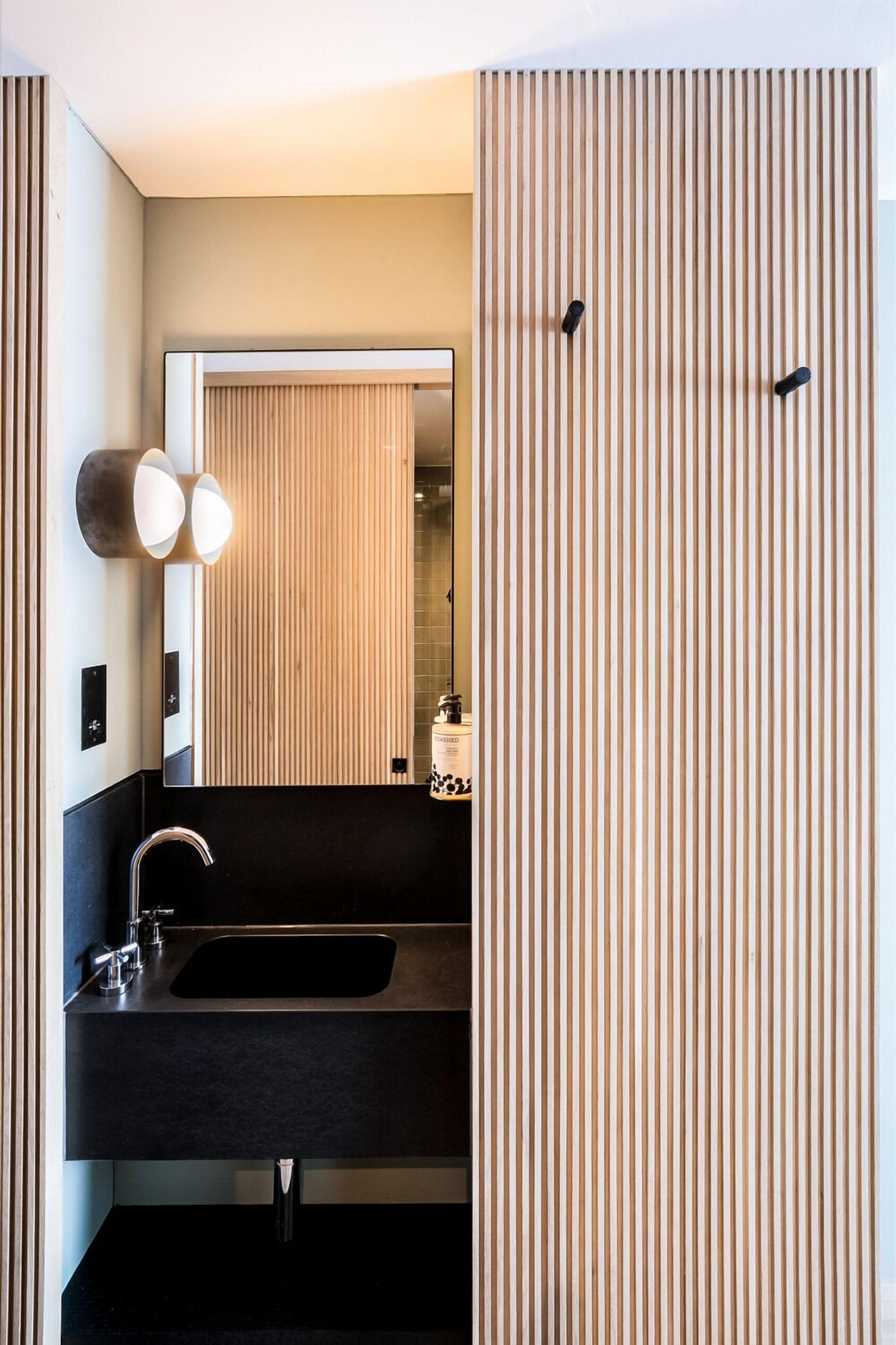 twin room | bathroom | shower, rainfall showerhead, free toiletries, hair dryer