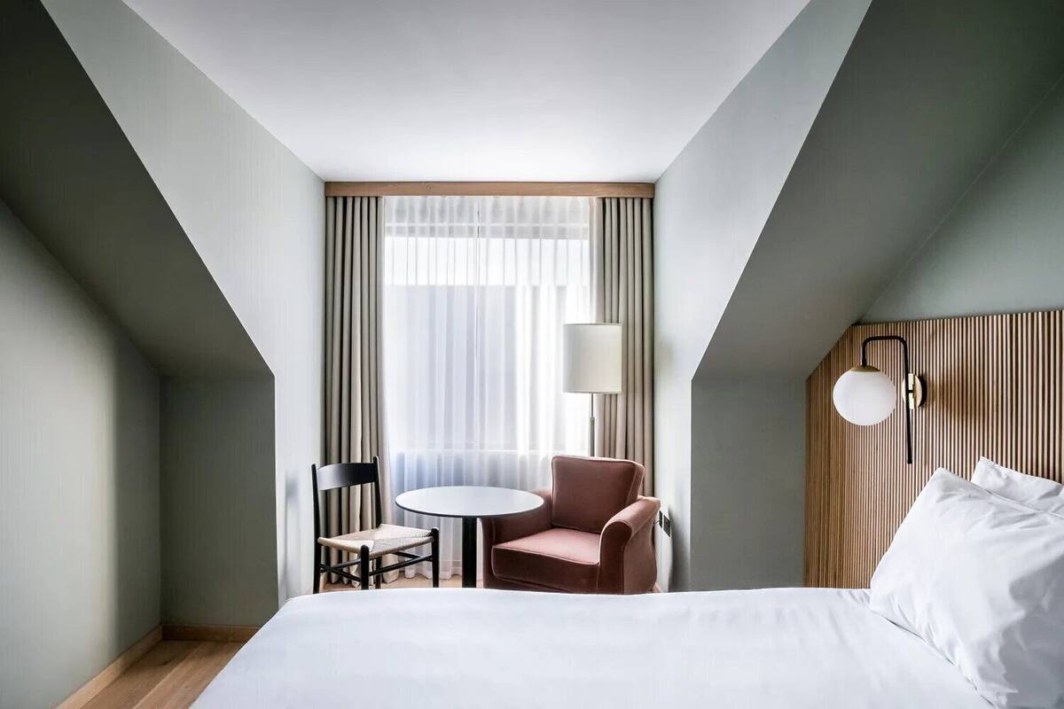 egyptian cotton sheets, premium bedding, memory-foam beds, desk