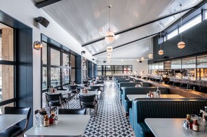 供应早餐、午餐和晚餐