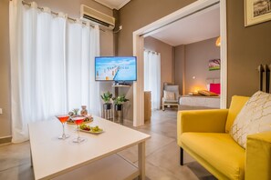 City-Apartment, Stadtblick | Wohnzimmer | 40-Zoll-Smart-TV mit Digitalempfang, Fernseher, Netflix