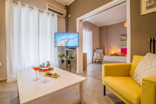 Appartement Ville, vue ville | Salle de séjour | TV connectée de 40 pouces avec chaînes numériques, télévision, Netflix