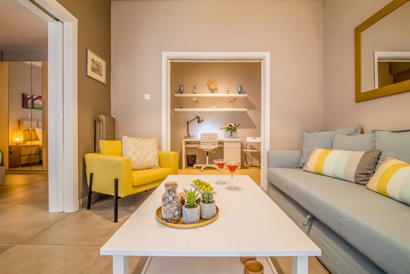 City-Apartment, Stadtblick | Wohnzimmer | 40-Zoll-Smart-TV mit Digitalempfang, Fernseher, Netflix