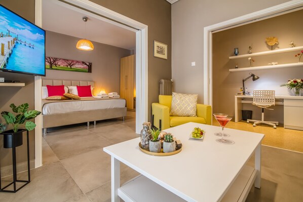 City-Apartment, Stadtblick | Wohnbereich | 40-Zoll-Smart-TV mit Digitalempfang, Fernseher, Netflix
