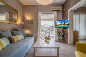 City Apartment, City View | Living room | 40-inch Smart TV with digital channels, TV, Netflix