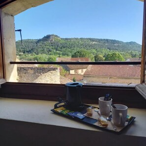 Familie suite, 2 slaapkamers | Individueel gedecoreerd, individueel gemeubileerd, een bureau