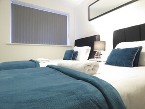 Business Apartment, 2 Bedrooms, Non Smoking | 2 bedrooms, rollaway beds, free WiFi, bed sheets - Tudors eSuites Birmingham Apartments with Parking (Birmingham)