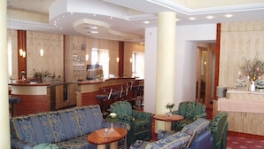 A hotel lobby with seating areas, a bar, and a reception desk. - Familienhotel Vent (Soelden)
