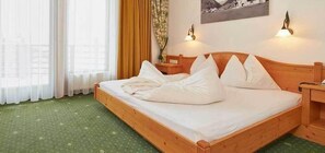 Double Room | Peralatan tempat tidur hipoalergenik, peti besi dalam bilik, meja