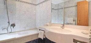 Double Room | Bathroom | Hair dryer, bathrobes, towels - Familienhotel Vent (Soelden)