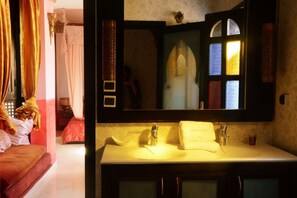 Suite Deluxe, 1 trĂšs grand lit, non-fumeurs | Salle de bain | Serviettes fournies