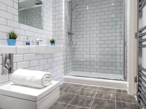 Appartement Affaires, 1 lit double, non-fumeurs | Salle de bain | Articles de toilette gratuits, sĂšche-cheveux, serviettes fournies