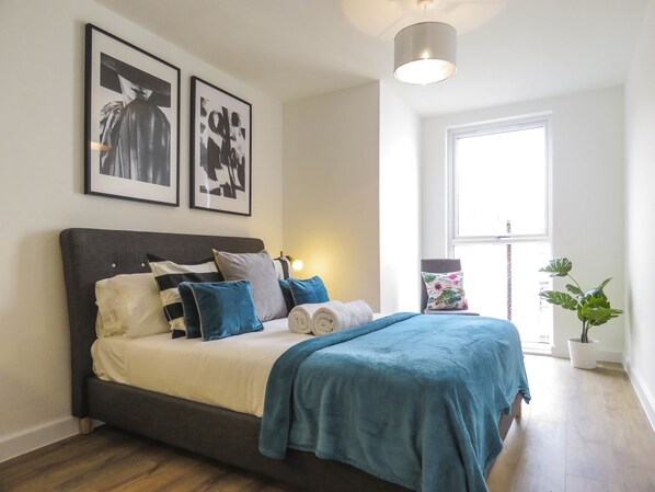 1 bedroom, iron/ironing board, rollaway beds, free WiFi - Tudors eSuites Birmingham Canalside Apartments (Birmingham)