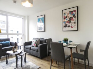 Business Apartment, 1 Double Bed, Non Smoking | In-room dining