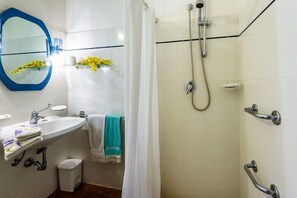 Villa, 6 habitaciones | Regadera en el baño
