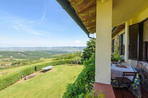 A balcony with a view of rolling hills and a clear sky. - Verdidea - Podere del Mezzadro (Radicofani)