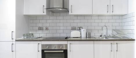 บิสซิเนสอพาร์ทเมนท์, ปลอดบุหรี่ | ครัวส่วนตัว | ตู้เย็นขนาดใหญ่, ไมโครเวฟ, เตาอบ, เตาประกอบอาหาร