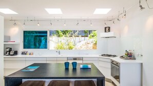 Coffee/tea maker, stovetop, dishwasher, cookware/dishes/utensils - Villa La Magnifica (St. Barthelemy)