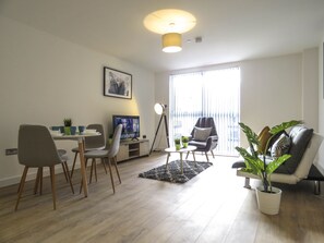 In-room dining - Tudors eSuites Birmingham Canalside Apartments (Birmingham)