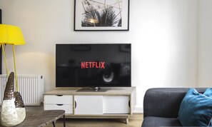 Television - Tudors eSuites Birmingham Canalside Apartments (Birmingham)