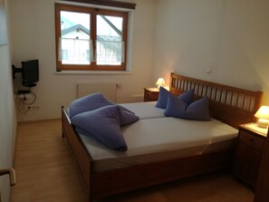 Familieleilighet (incl. end cleaning fee €45) | Skrivebord, blendingsgardiner, wi-fi (inkludert) og sengetøy