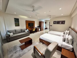 Muebles diferentes, escritorio y espacio para trabajar con laptop 