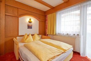 Doppelzimmer, Balkon | 1 Schlafzimmer, Zimmersafe, Verdunkelungsvorhänge, kostenloses WLAN