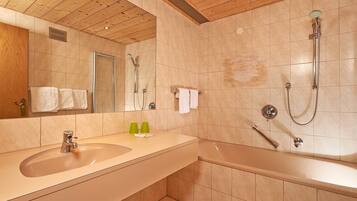 Apartamento, 1 habitación, balcón | Baño | Secador de pelo y toallas