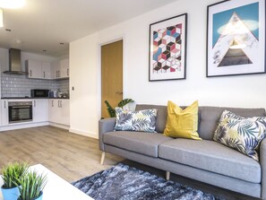 Departamento empresarial, 2 habitaciones, para no fumadores | Área de sala de estar | Televisión de pantalla plana y Netflix 