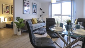 Living area - Tudors eSuites Birmingham Canalside with Gated Parking (Birmingham)