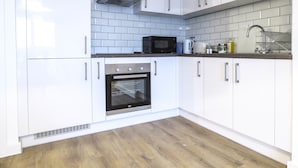 Private kitchen - Tudors eSuites Birmingham Canalside with Gated Parking (Birmingham)