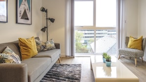 Living room - Tudors eSuites Birmingham Canalside with Gated Parking (Birmingham)