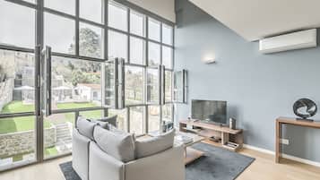 Deluxe Loft, 1 Queen Bed, Pool Access, Garden View (Duplex) | Living room | Flat-screen TV