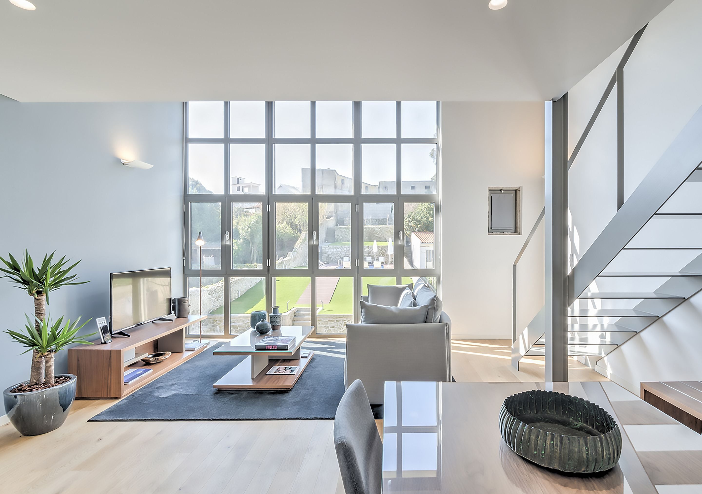 Loft premium, 1 cama Queen, acesso à piscina, vista para a piscina | Sala de estar | TV de tela plana