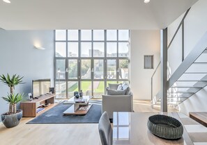 Loft Premium, 1 grand lit, accès piscine, vue piscine | Salle de séjour | Télévision à écran plat
