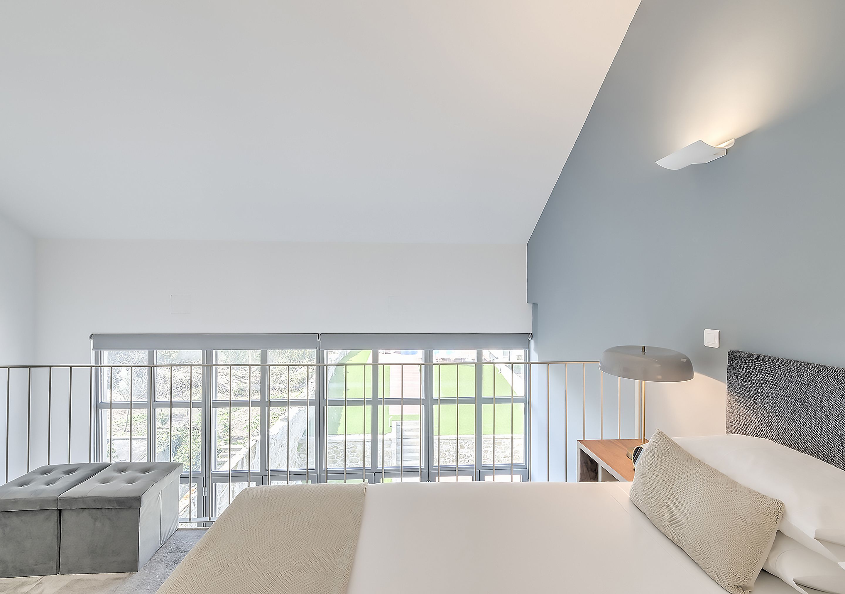 Deluxe-Loft, 1 Queen-Bett, Poolzugang, Gartenblick (Duplex) | Zimmersafe, individuell dekoriert, Verdunkelungsvorhänge