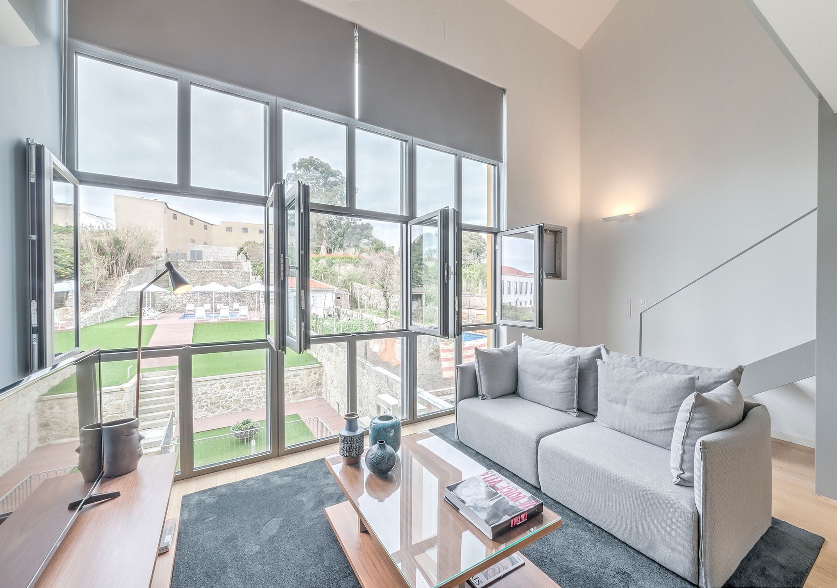 プレミアム ロフト クイーンベッド 1 台 プールアクセス プールビュー | リビングルーム | 薄型テレビ