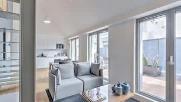 豪華公寓, 多張床, 可使用泳池 (Duplex) | 起居區 | 平面電視
