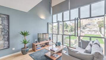Loft Premium, 1 grand lit, accès piscine, vue piscine | Salle de séjour | Télévision à écran plat