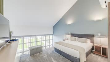 Deluxe-loftíbúð - 1 meðalstórt tvíbreitt rúm - aðgengi að sundlaug - útsýni yfir garð (Duplex) | 1 svefnherbergi, öryggishólf í herbergi, sérhannaðar innréttingar
