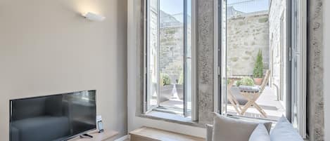 Loft Premium, 1 habitación, balcón, vista al patio | Sala de estar | Televisión de pantalla plana