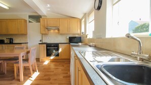 Dishwasher, highchair, cookware/dishes/utensils - Aalsmeer (Bude)