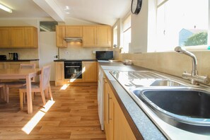 Dishwasher, highchair, cookware/dishes/utensils - Aalsmeer (Bude)