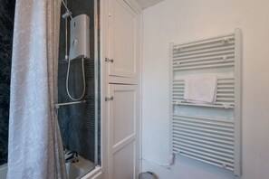 Cottage | Bathroom shower
